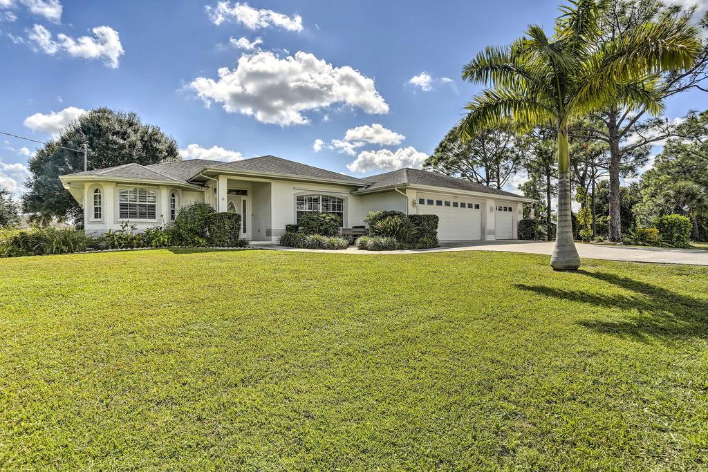 Chic Fort Myers Home With Covered Pool - 3Mi To Shops - thumb 0