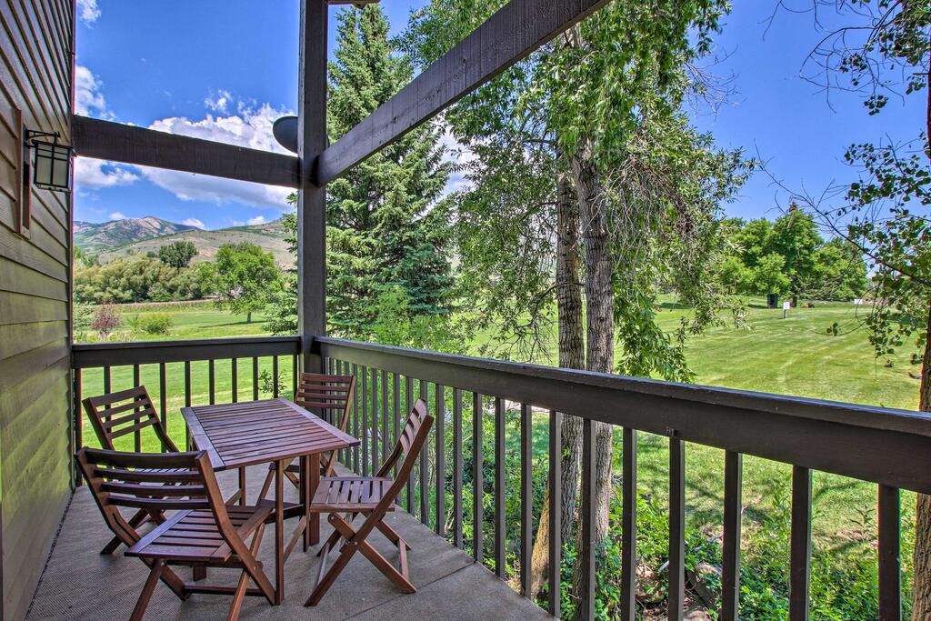 Chic Mountain Getaway With Balcony & Pool Access - thumb 1