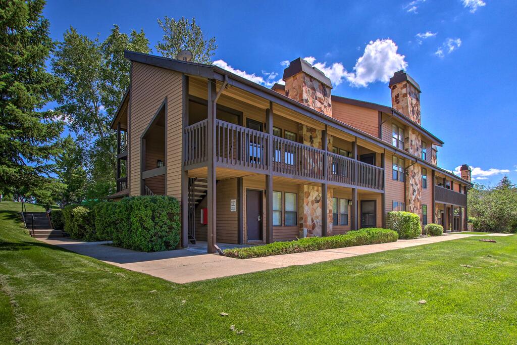 Chic Mountain Getaway With Balcony & Pool Access - thumb 2