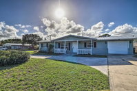 Chic Stuart Home w/PorchPatio Near the Beach Students Accommodation