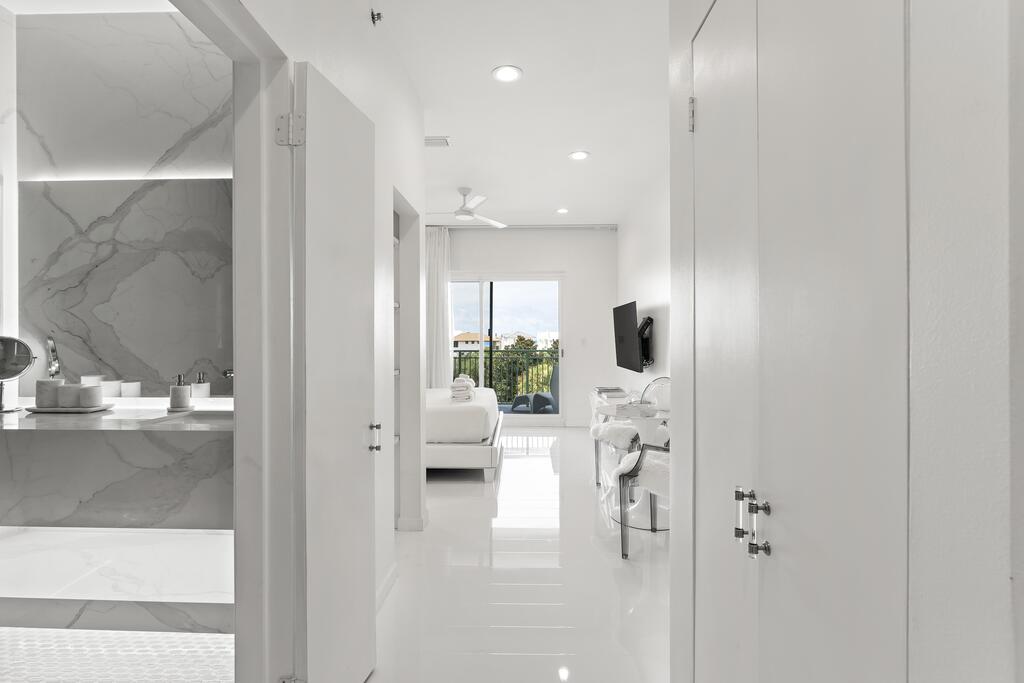 Chic Studio Nestled In A Pedestrian's Paradise! Walk To Alys And Rosemary - thumb 2