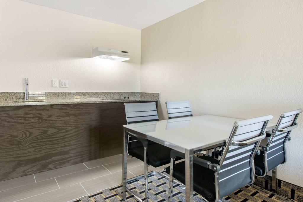 Clarion Inn & Suites Kissimmee-Lake Buena Vista South - thumb 1