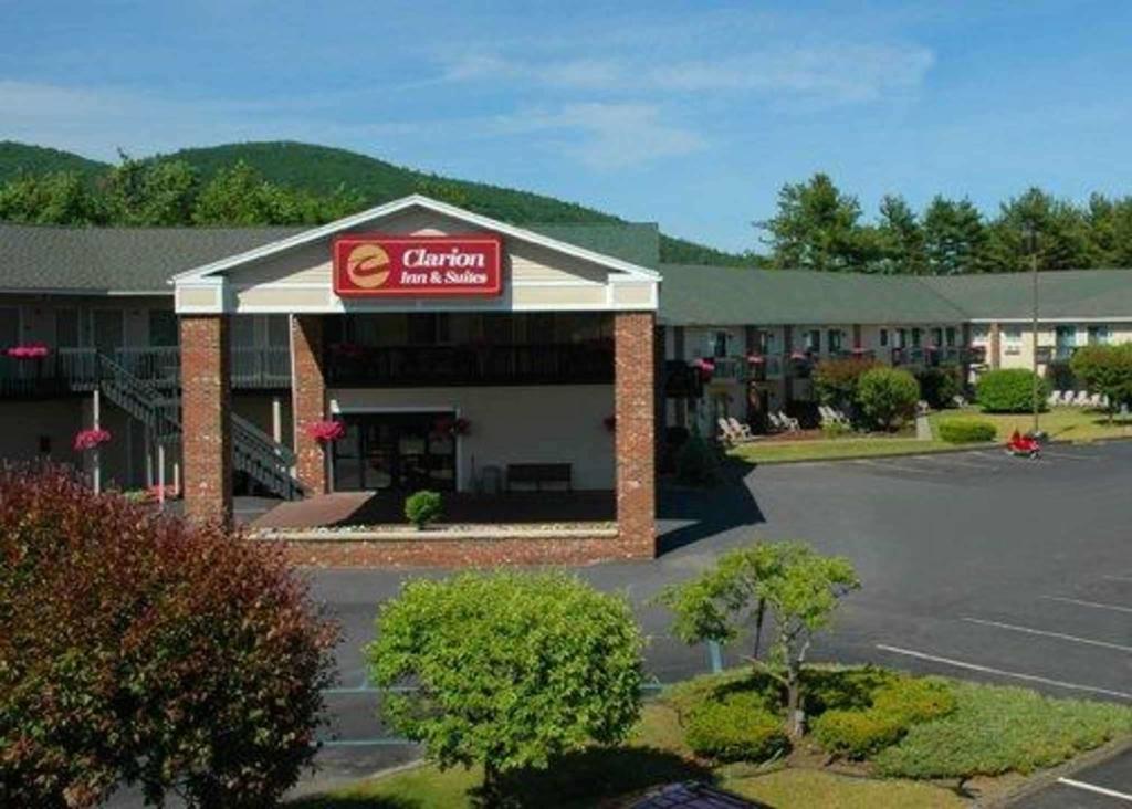 Clarion Inn & Suites Lake George - thumb 0