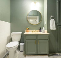 Classy 1927 Uptown Tudor 4 min to Magnolia - USA Accommodation