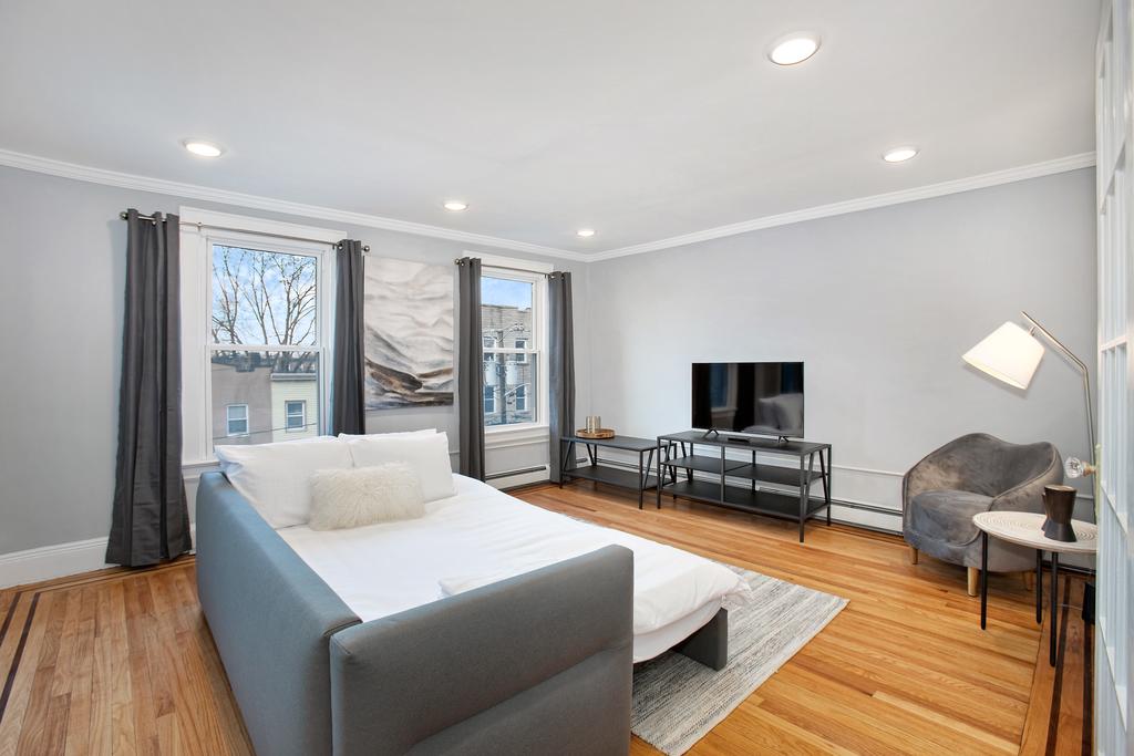 Clean 2BD-1BTH Apartment Minutes Away From Manhattan NYC - thumb 3