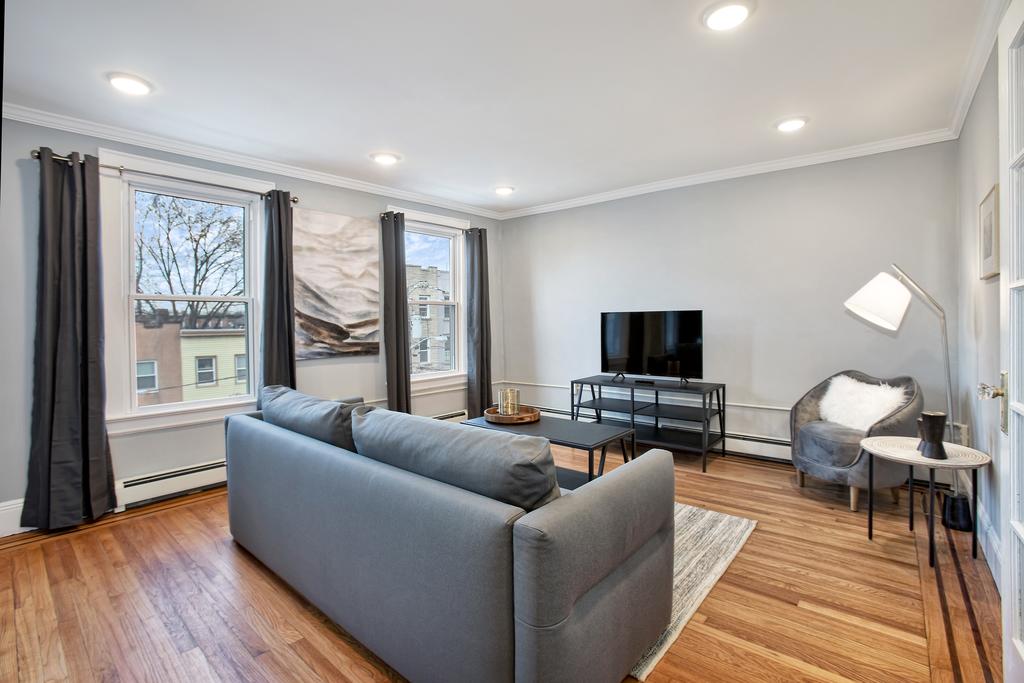 Clean 2BD-1BTH Apartment Minutes Away From Manhattan NYC - thumb 2