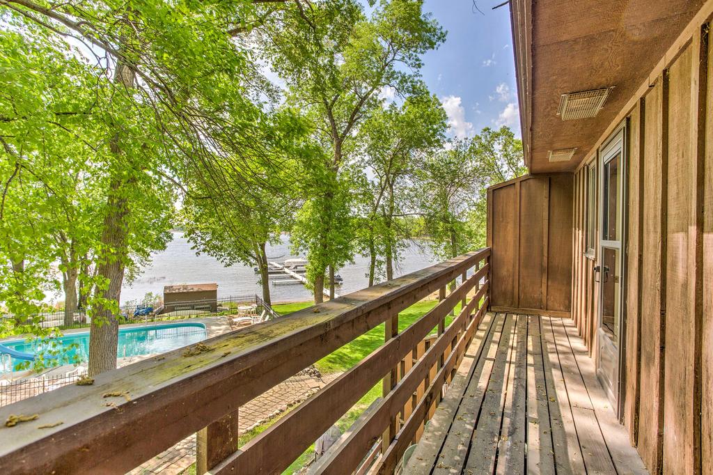 Clearwater Lake Getaway With Shared Pool And Boat Dock - thumb 2