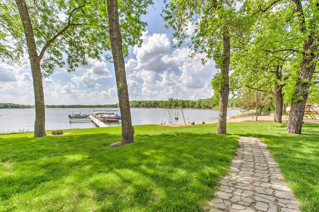 Clearwater Lake Getaway With Shared Pool And Boat Dock - thumb 1