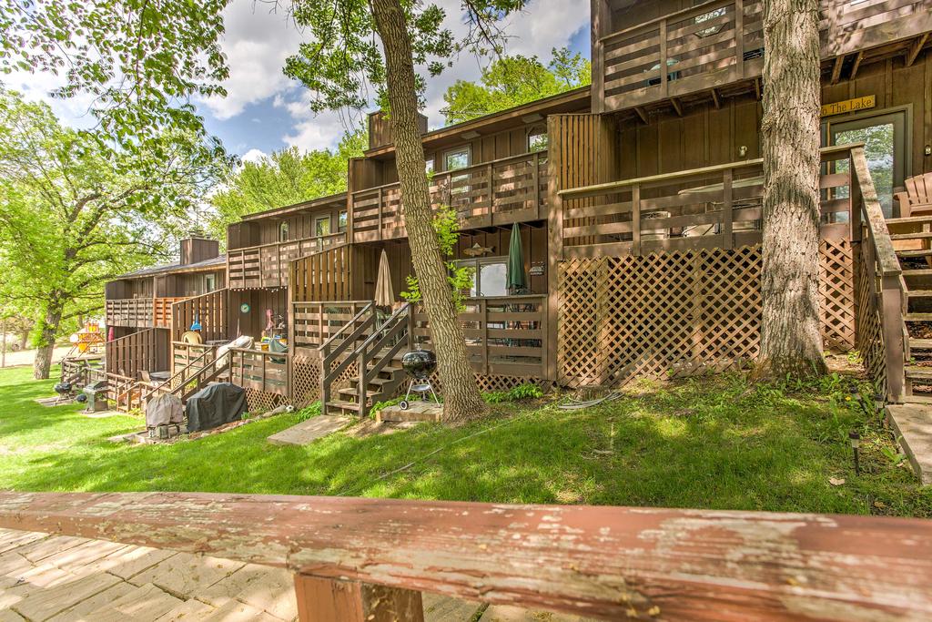 Clearwater Lake Getaway With Shared Pool And Boat Dock - thumb 3