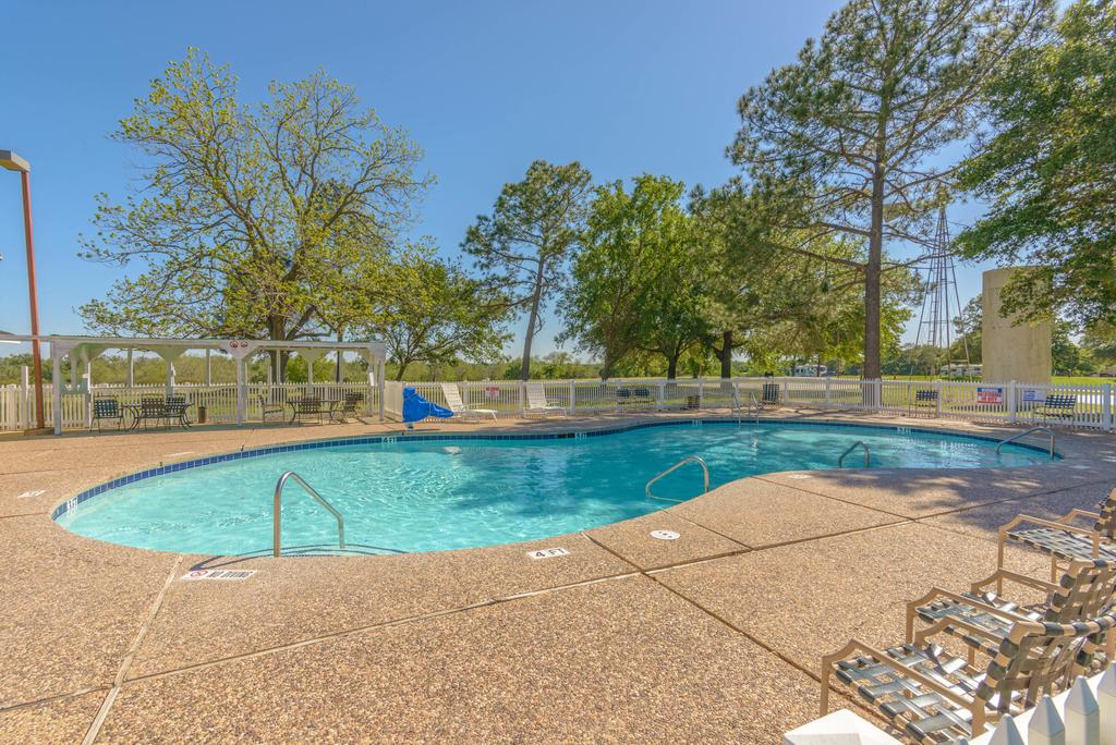 Colorado River Camping Resort Wheelchair Accessible Cabin 4 - thumb 3