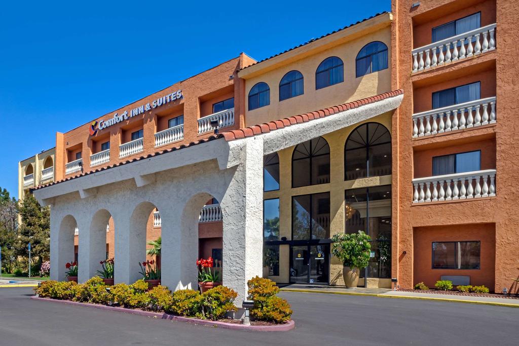 Comfort Inn & Suites Newark - thumb 3