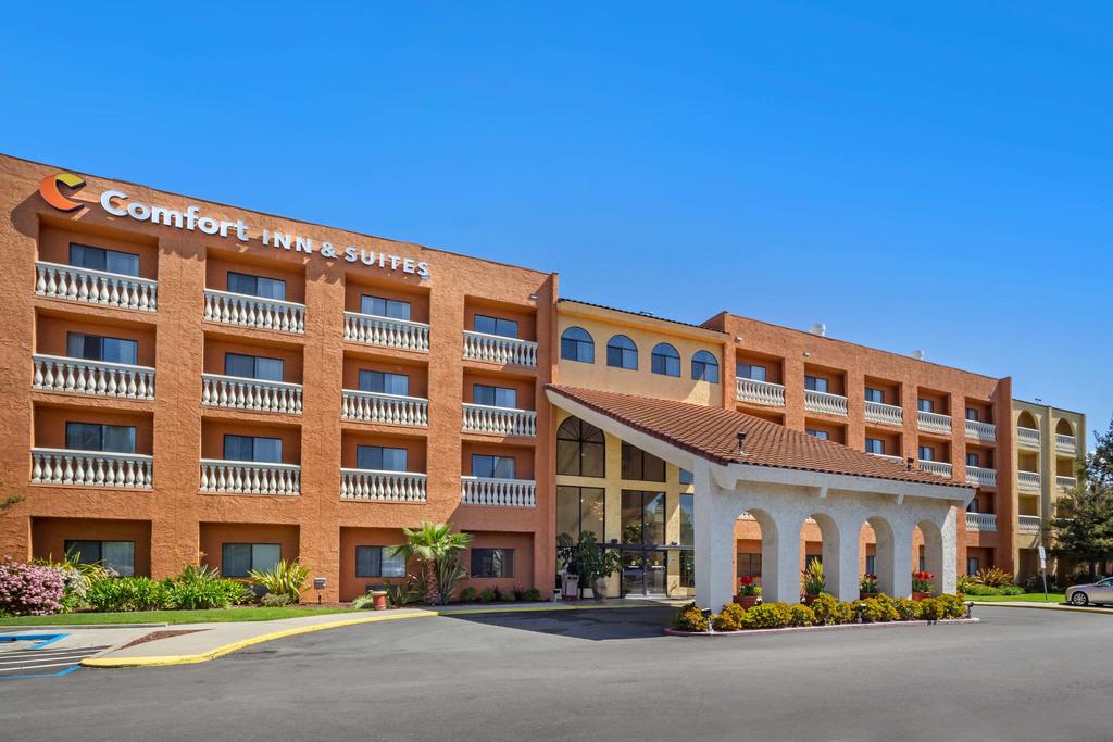 Comfort Inn & Suites Newark - thumb 0