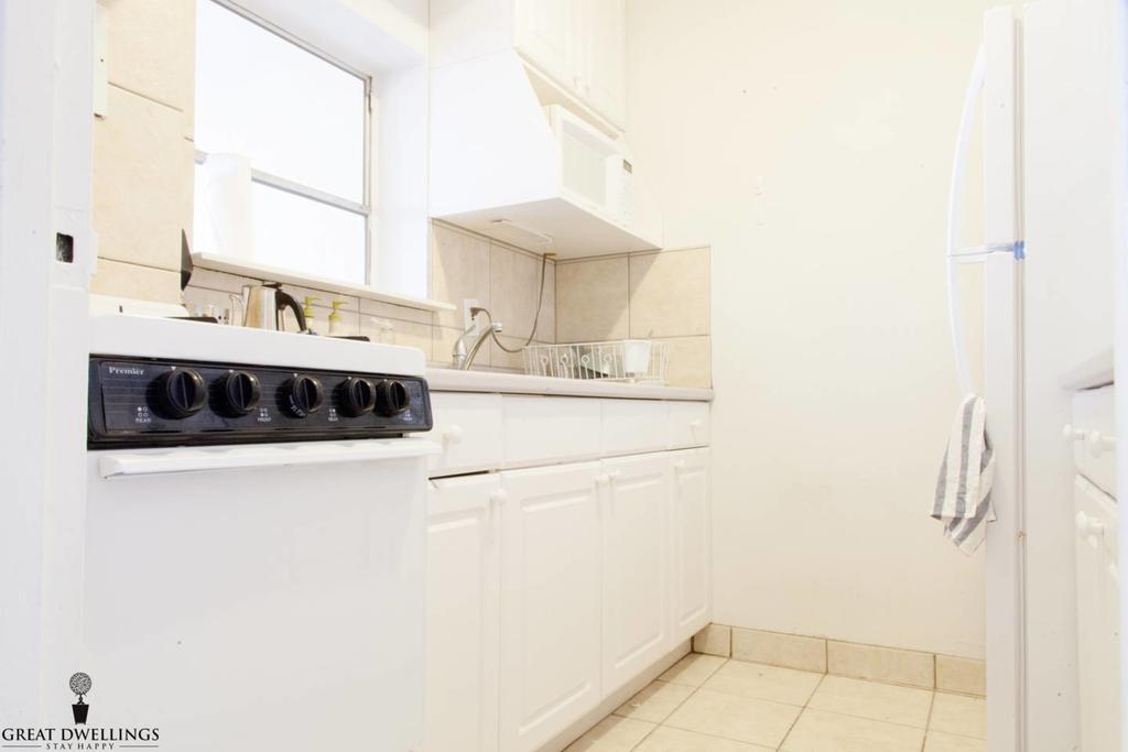 COMMUTER-FRIENDLY 1BR ROSSLYN APT WITH A VIEW - thumb 2