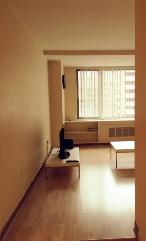 COMMUTER-FRIENDLY 1BR ROSSLYN APT WITH A VIEW - thumb 3
