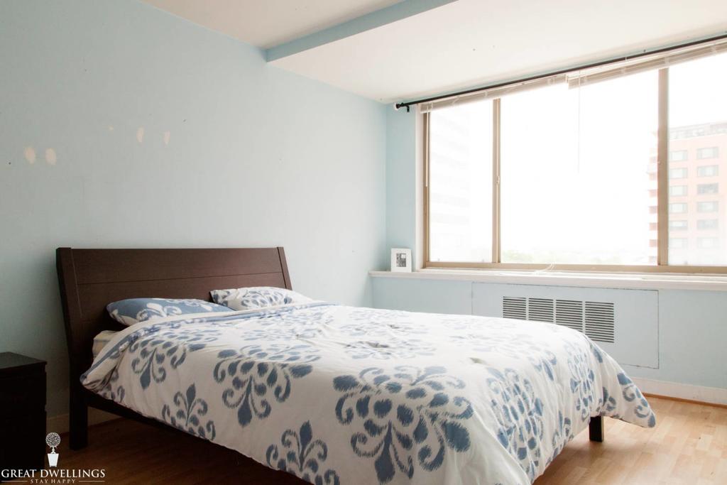 COMMUTER-FRIENDLY 1BR ROSSLYN APT WITH A VIEW - thumb 1