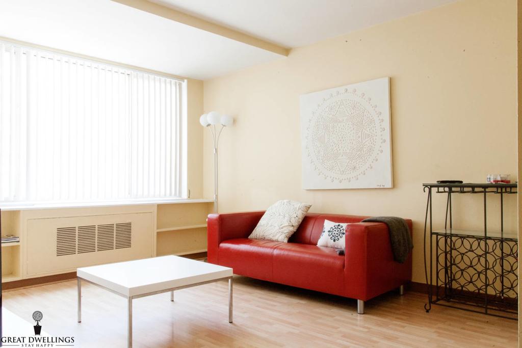 COMMUTER-FRIENDLY 1BR ROSSLYN APT WITH A VIEW - thumb 0