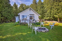 Cottage in Roweleys Bay with Deck  Fall Colors Tourism Bookings