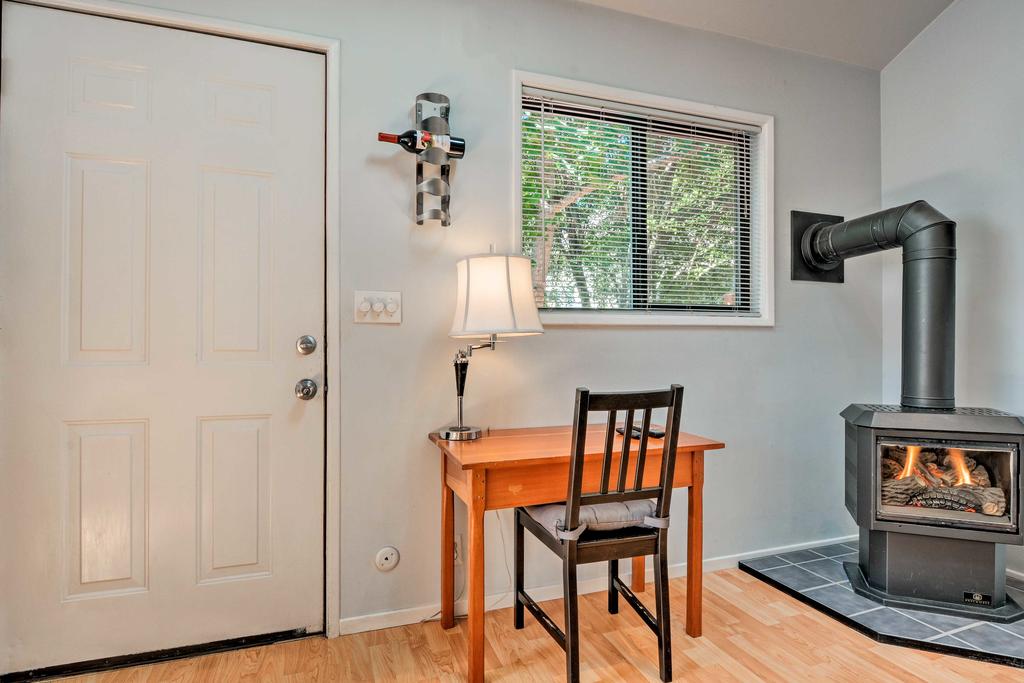 Cottage W/Fireplace, Walk To Downtown Ashland - thumb 3