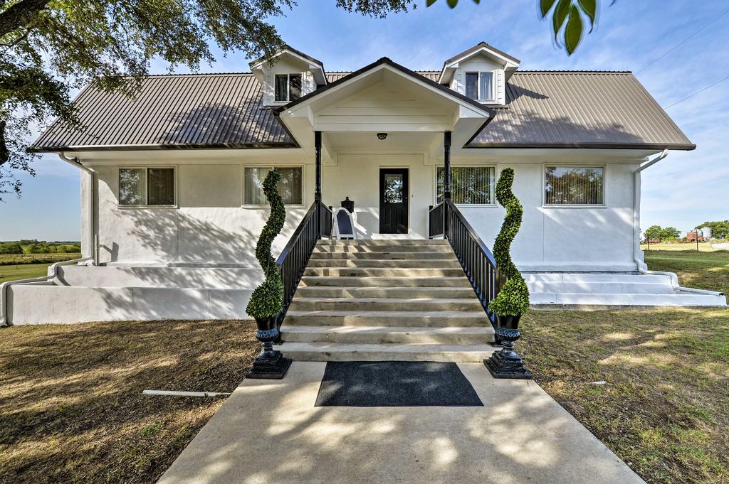 Countryside Temple Home 10 Min From Downtown! - thumb 0
