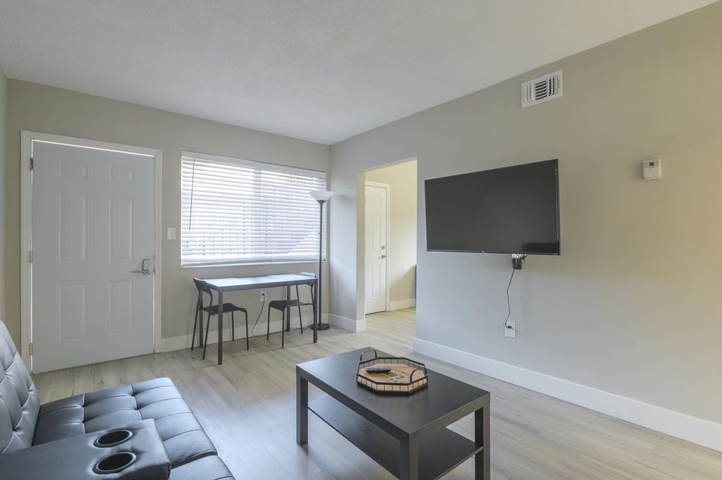 Cozy 2BR Apartment In Midtown-Wynwood - thumb 2