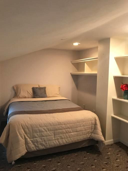 Cozy 2nd Story Flat Near Downtown - thumb 3