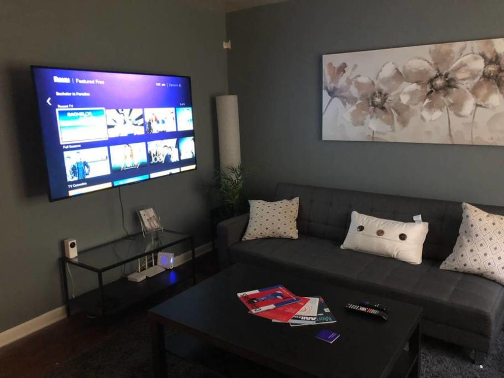 Cozy 4BR Home Min From Airport, MARTA, Food/s - thumb 0