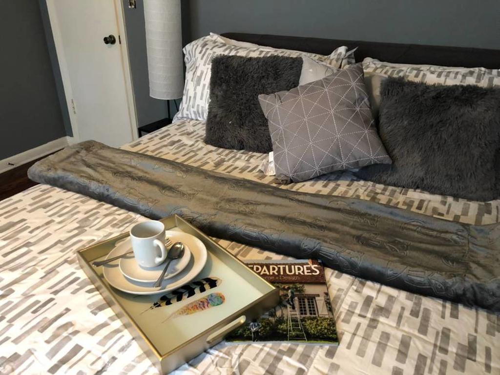 Cozy 4BR Home Min From Airport, MARTA, Food/s - thumb 3