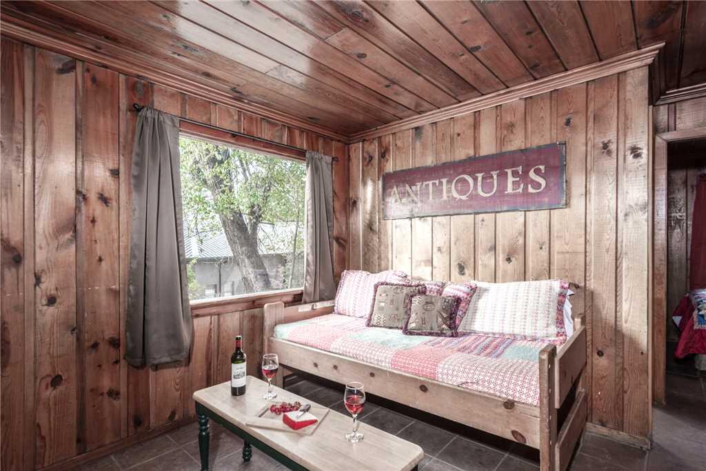 Cozy Cabin, 2 Bedrooms, Fireplace, Midtown, Sleeps 5 - thumb 0