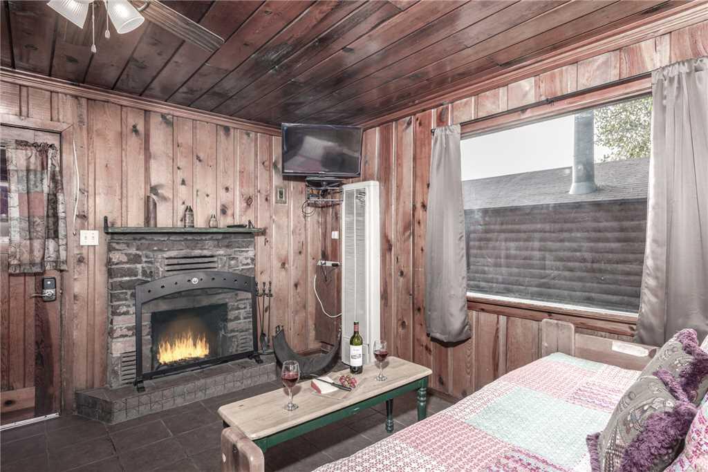 Cozy Cabin, 2 Bedrooms, Fireplace, Midtown, Sleeps 5 - thumb 1