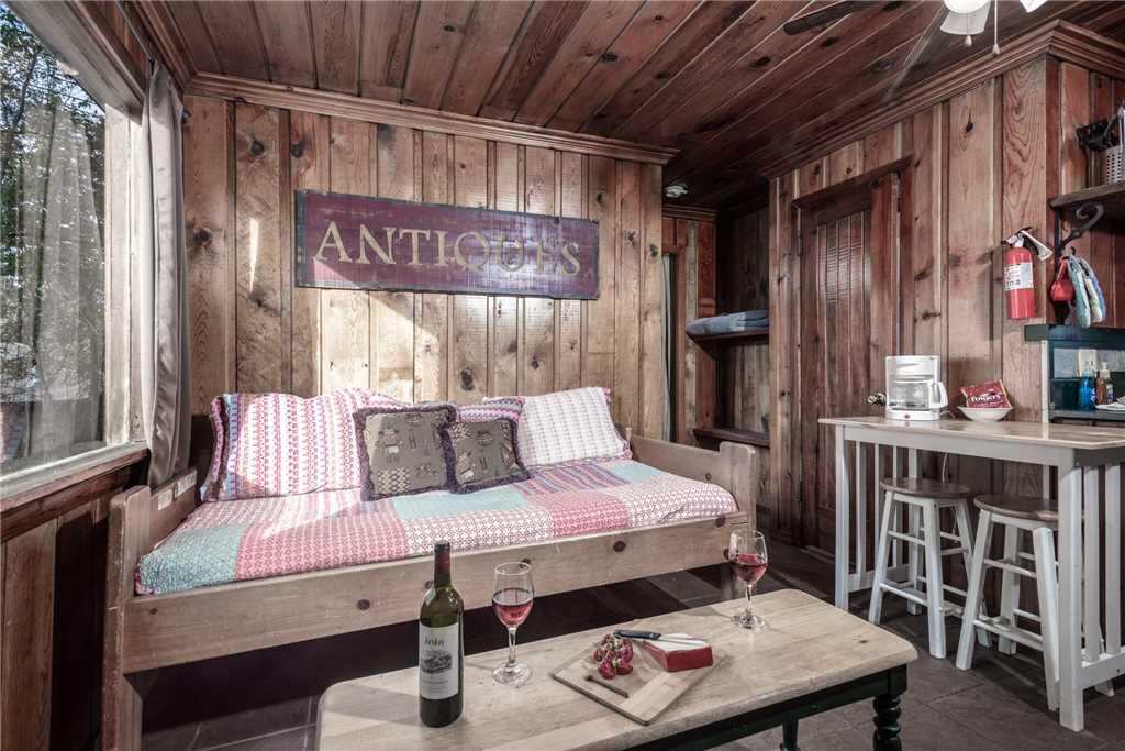 Cozy Cabin, 2 Bedrooms, Fireplace, Midtown, Sleeps 5 - thumb 2