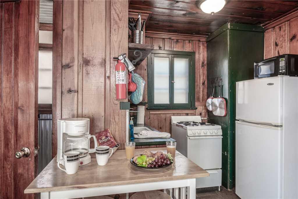 Cozy Cabin, 2 Bedrooms, Fireplace, Midtown, Sleeps 5 - thumb 3