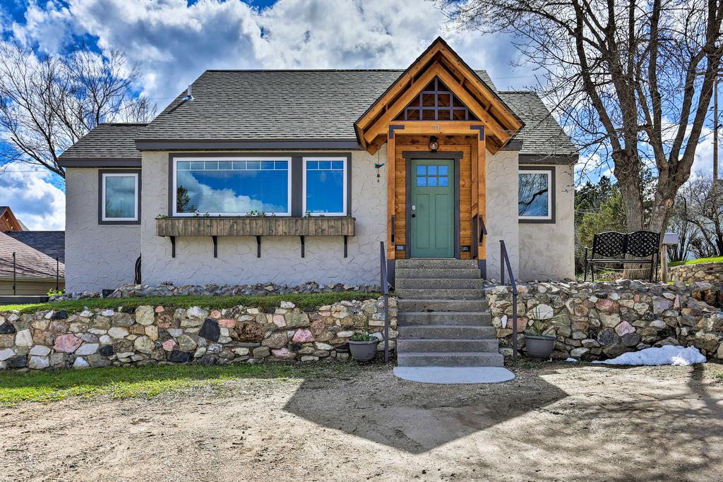 Cozy Custer Cottage With Deck - Walk To Shops And Food! - thumb 3