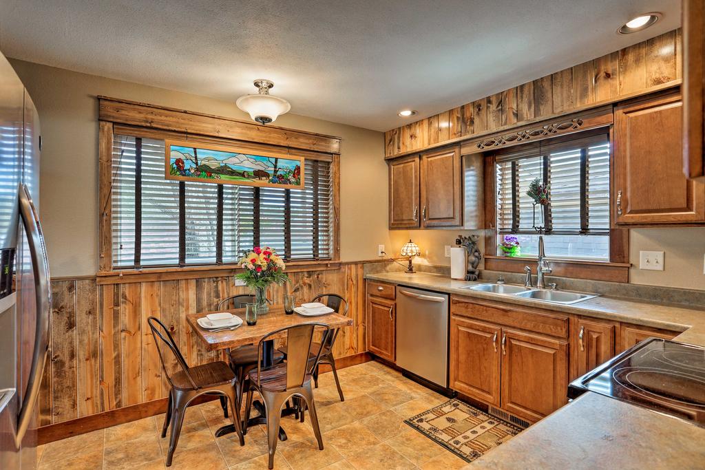Cozy Custer Cottage With Deck - Walk To Shops And Food! - thumb 0