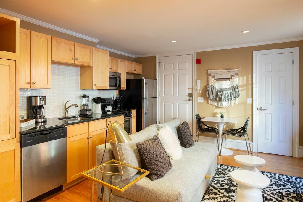 Cozy Flat In Rittenhouse W/ Private Roof Deck! - thumb 3