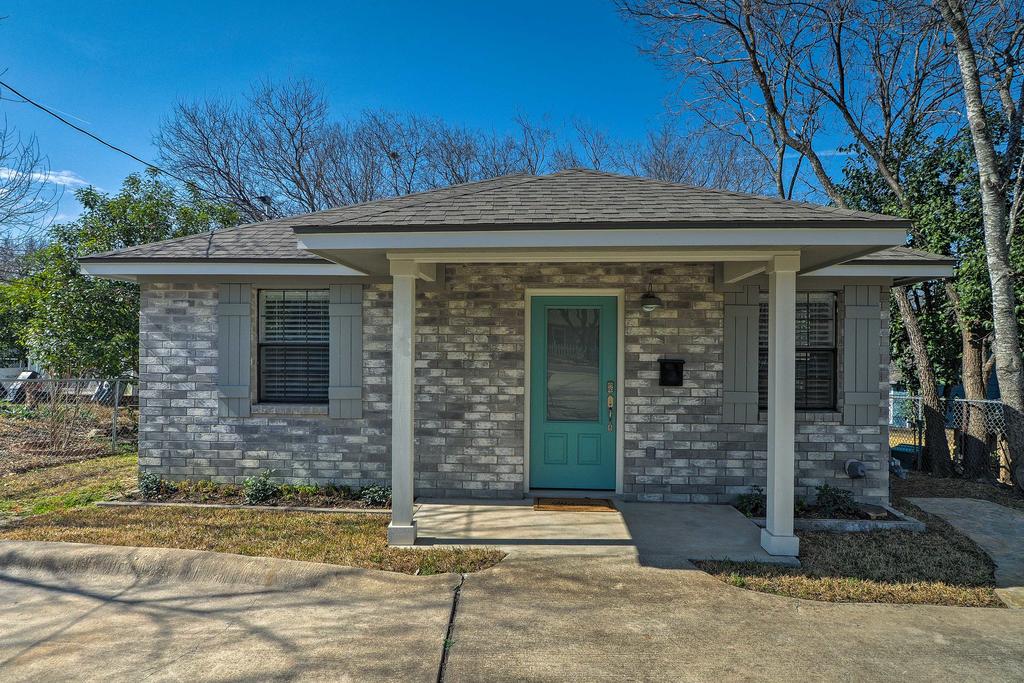 Cozy Home Blocks To Georgetown Square And SU! - thumb 1