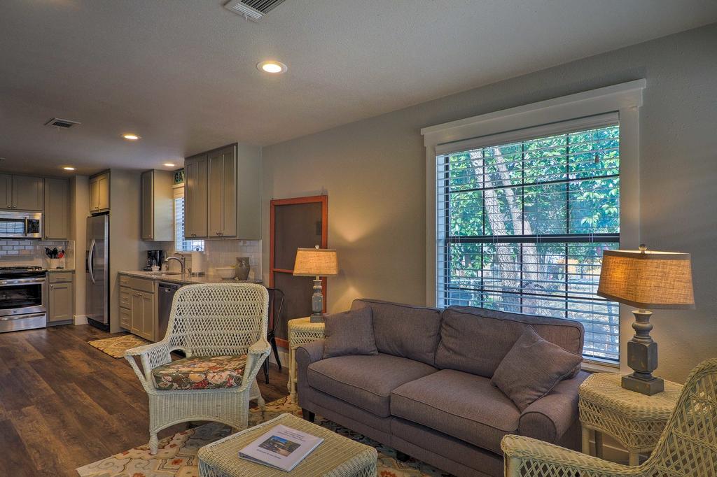 Cozy Home Blocks To Georgetown Square And SU! - thumb 3