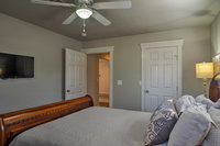 Cozy Home Blocks to Georgetown Square and SU USA Accommodation