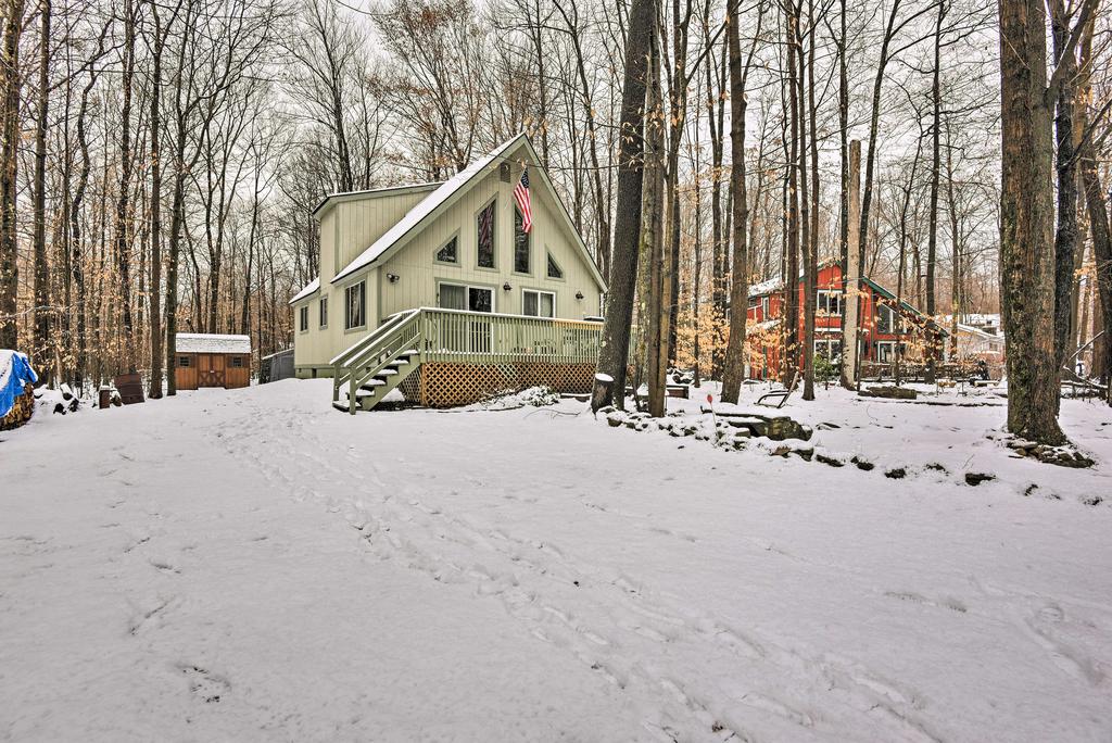 Cozy Pocono Lake Cabin In Gated Community With Pools! - thumb 1