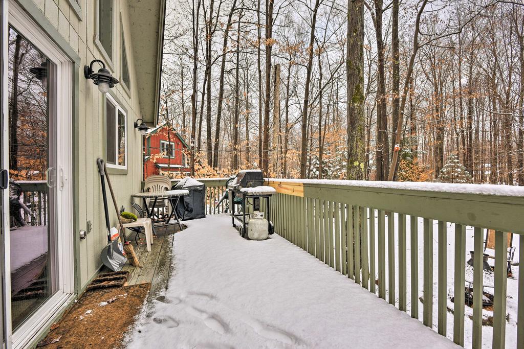 Cozy Pocono Lake Cabin In Gated Community With Pools! - thumb 2