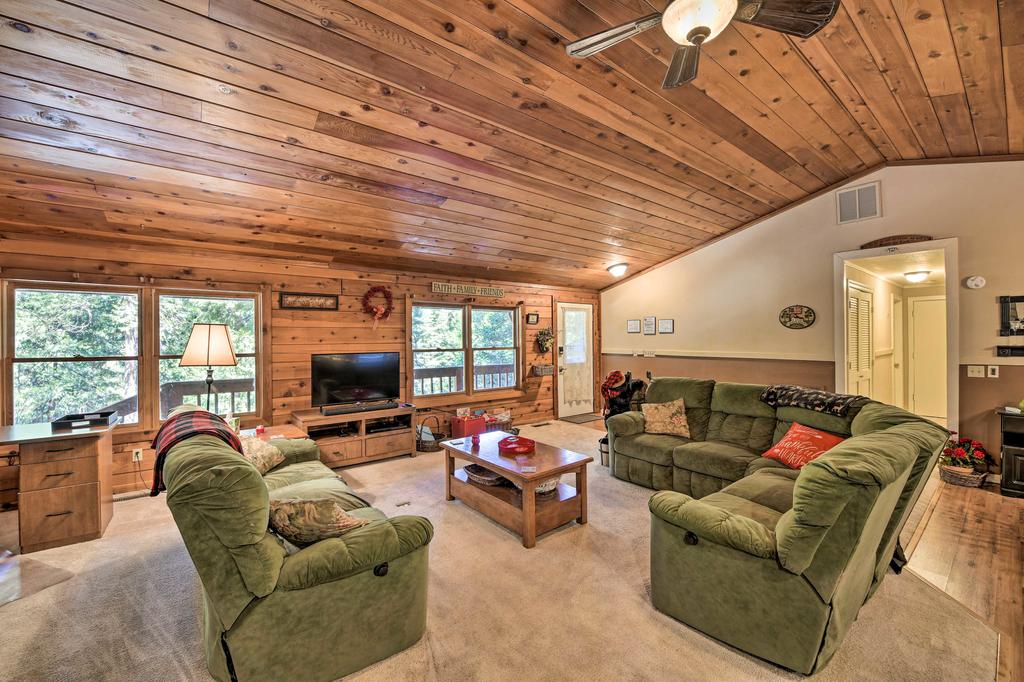 Cozy Pollock Pines Resort Cabin 11Mi To Apple Hill - thumb 3