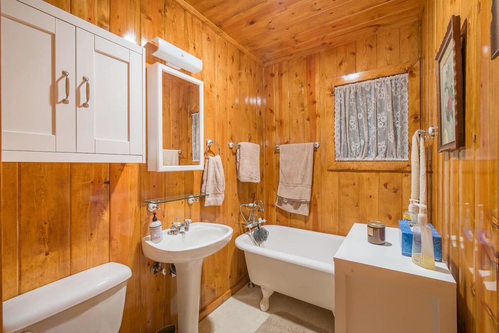 Cozy West Shore Hideaway - thumb 1