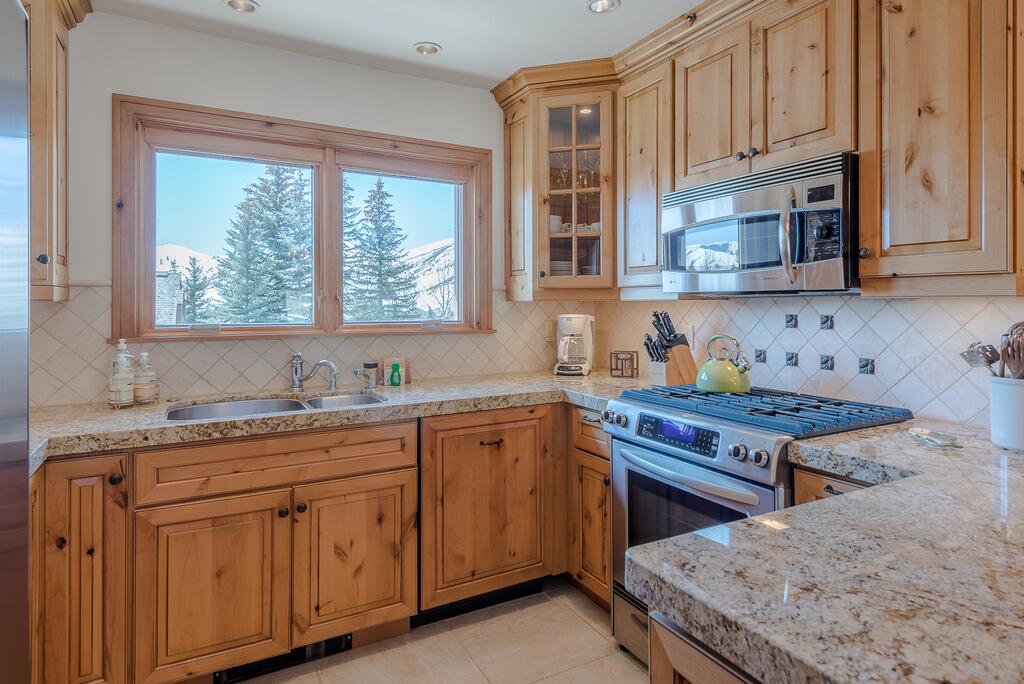 Custom Designed Ridge, On Golf Course With Elkhorn Amenities - thumb 3