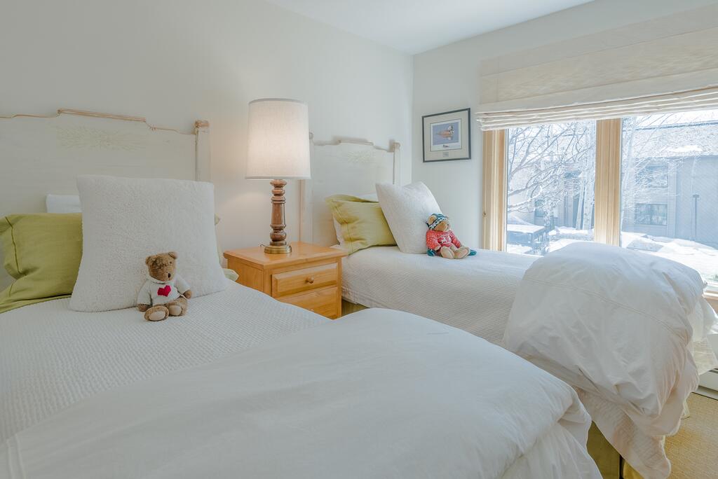 Custom Designed Ridge, On Golf Course With Elkhorn Amenities - thumb 1