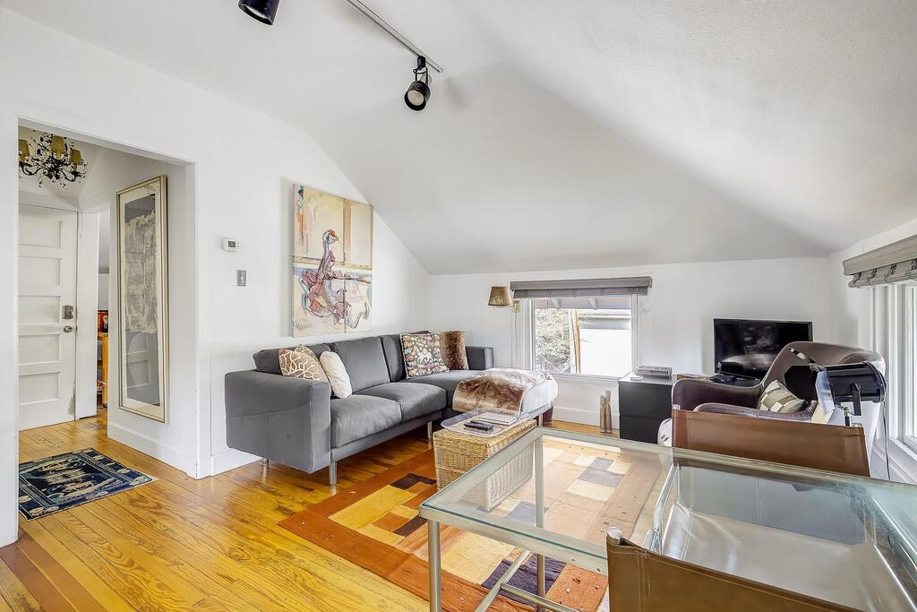 Darling Detached Villa In Heart Of Cap Hill - thumb 0