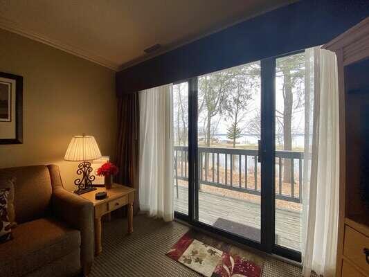Delightful Lake View Beach Side Condo @ The Shores - thumb 3