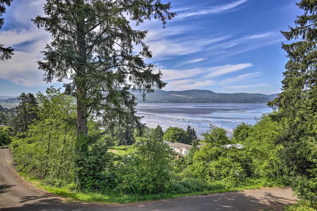 Deluxe Coastal Haven With Beautiful Bay Views! - thumb 2