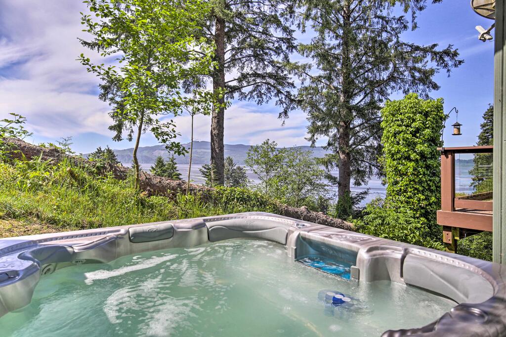 Deluxe Coastal Haven With Beautiful Bay Views! - thumb 1