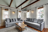 Downtown Beautifully Restored Home Tourism Bookings