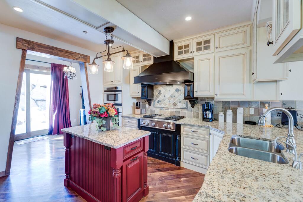 Downtown Luxury Chalet #1240 Near Resort With Hot Tub - FREE Activities Daily, WiFi & Shuttle - thumb 1