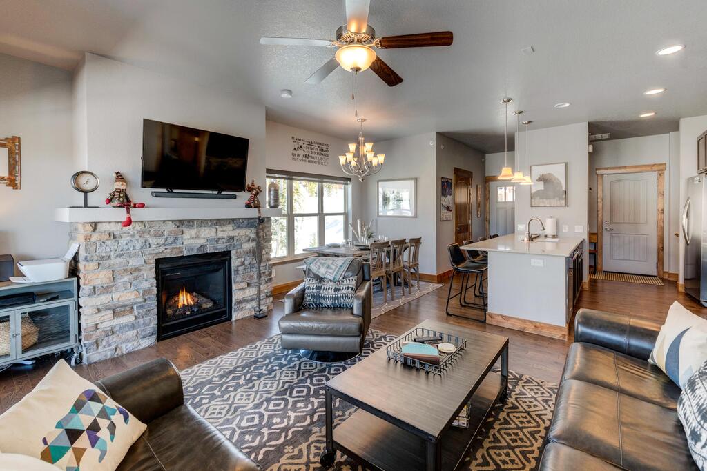 Downtown Luxury Chalet #39 Near Resort With Hot Tub - FREE Activities Daily, WiFi & Shuttle - thumb 0